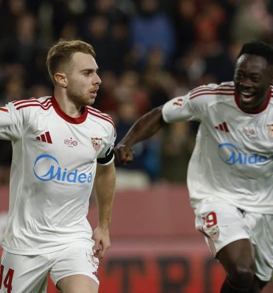 Los jugadores del Sevilla, Peque Fernández (i) y el nigeriano Akor Adams, celebran el primer gol del equipo sevillista durante el encuentro correspondiente a la jornada 21 de Laliga EA Sports que disputaron Sevilla y Athletic Club en el estadio Sánchez Pizjuán de Sevilla. EFE / Julio Muñoz.