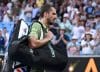 El tenista ruso Daniil Medvedev abandona la pista tras su derrota ante el estadounidense Learner Tien en el Abierto de Australia en Melbourne. EFE/EPA/JAMES ROSS
