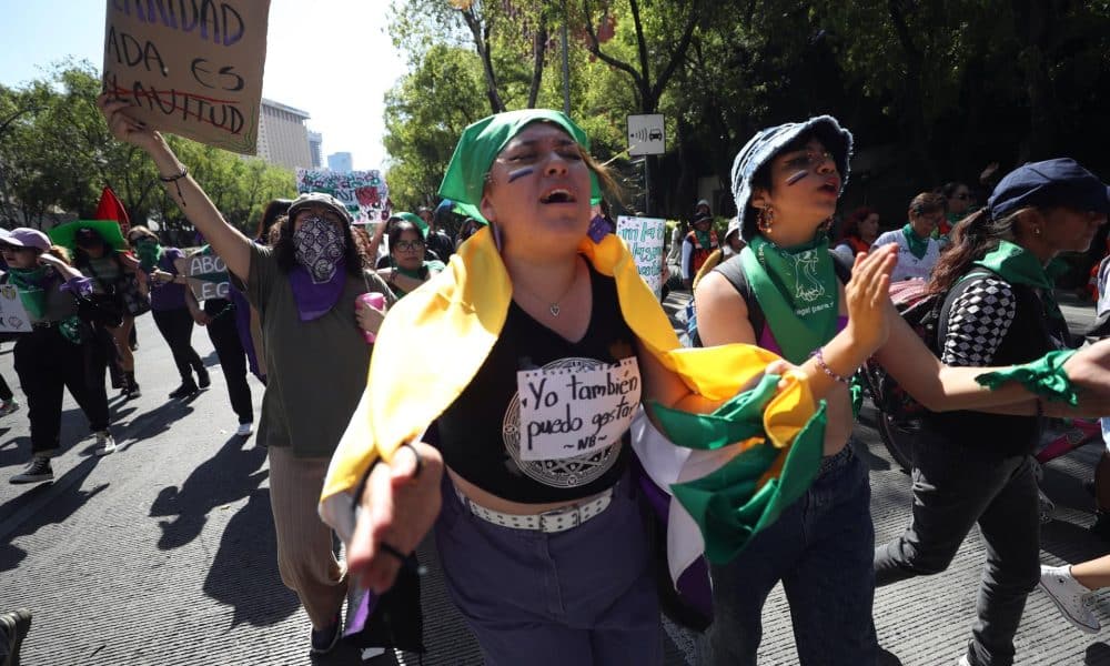 Mujeres participan en la marcha del día de acción global por el acceso al aborto legal, seguro y gratuito, en Ciudad de México (México). Imagen de archivo. EFE/Sáshenka Gutiérrez