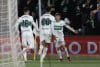 El centrocampista del Elche Aleix Febas (d) celebra con sus compañeros tras marcar ante el Sevilla, durante el partido de LaLiga EA Sports que Elche CF y Sevilla FC disputan este lunes en el estadio Martínez Valero. EFE/Pablo Miranzo
