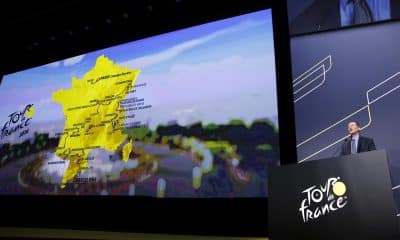 Fotografía de Yoan Valat, en la que puede verse en una imagen de archivo del 23 de octubre de 2025 al director general del Tour de Francia, Christian Prudhomme. EFE