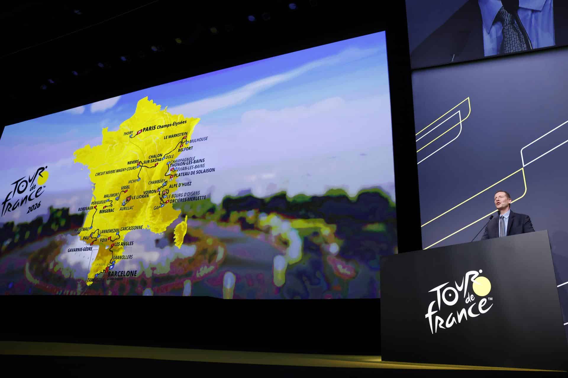 Fotografía de Yoan Valat, en la que puede verse en una imagen de archivo del 23 de octubre de 2025 al director general del Tour de Francia, Christian Prudhomme. EFE