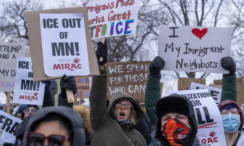 Personas sostienen carteles durante una manifestación en rechazo a los operativos del Servicio de Inmigración y Control de Aduanas (ICE) en Mineápolis (Estados Unidos). EFE/ Angel Colmenares