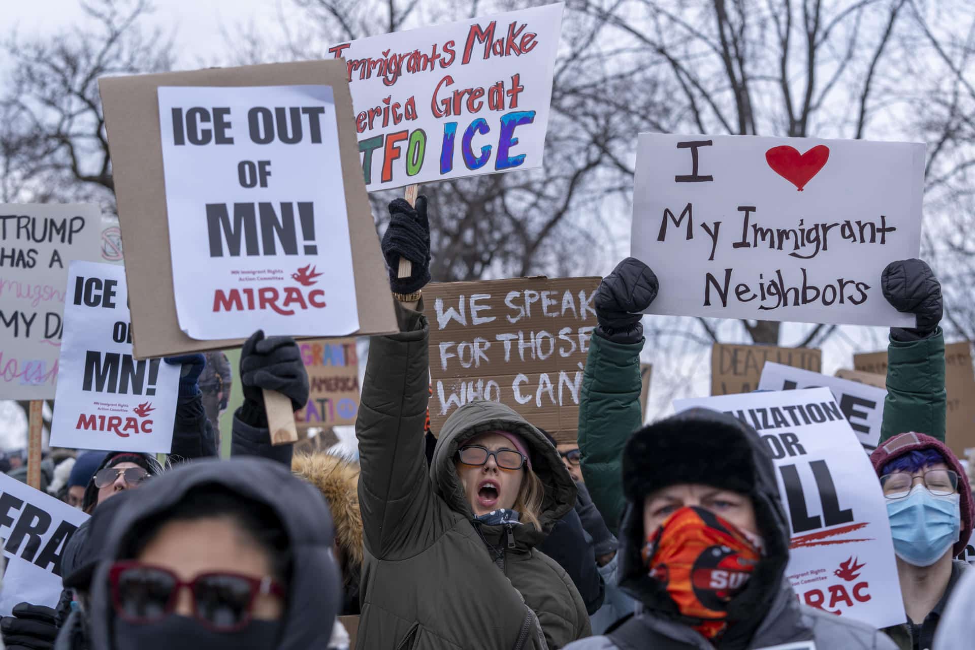 Personas sostienen carteles durante una manifestación en rechazo a los operativos del Servicio de Inmigración y Control de Aduanas (ICE) en Mineápolis (Estados Unidos). EFE/ Angel Colmenares