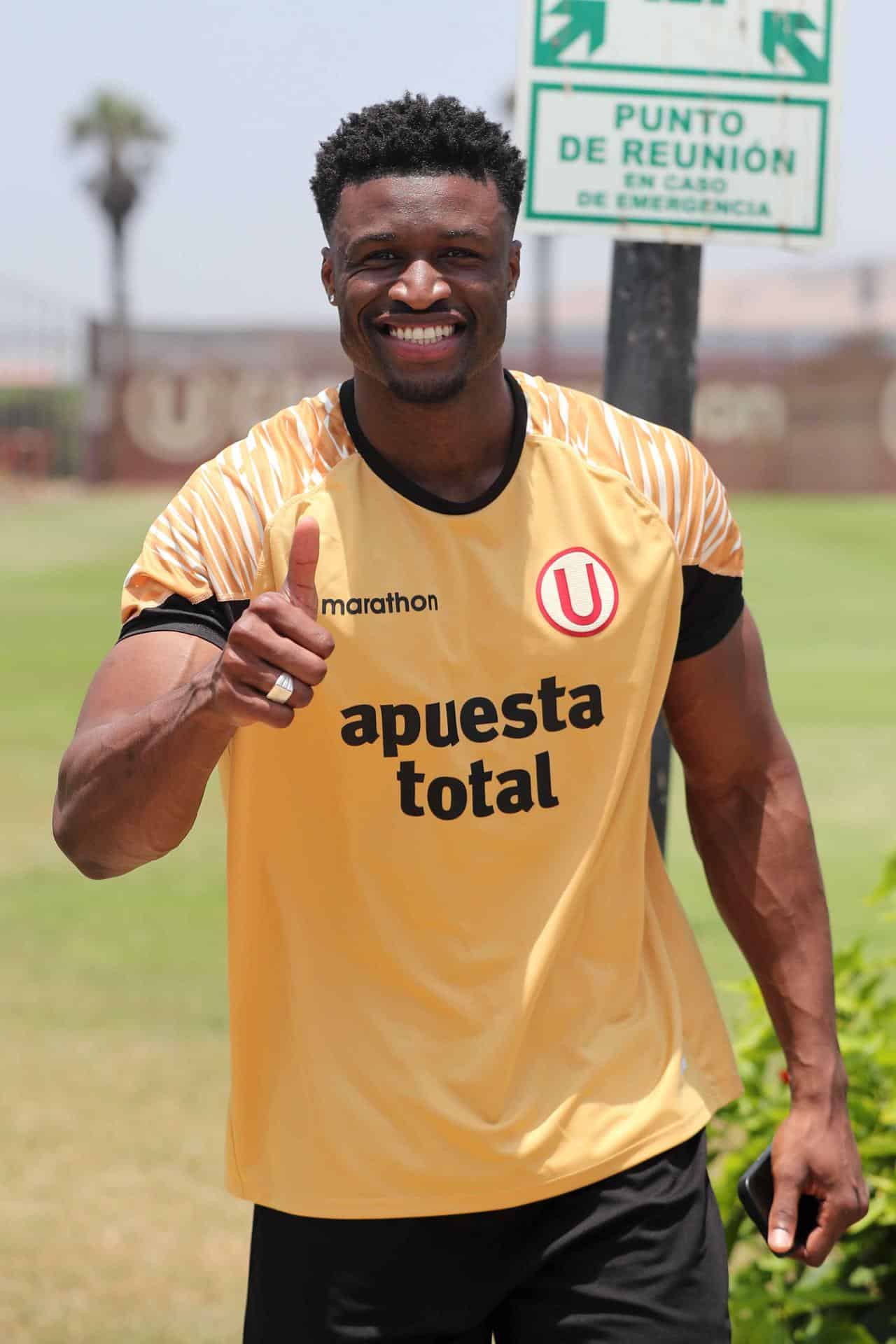 El delantero hispanosenegalés Sekou Gassama, del Universitario de Deportes, posa durante un entrenamiento este martes, en Lima (Perú). EFE/ Paolo Aguilar