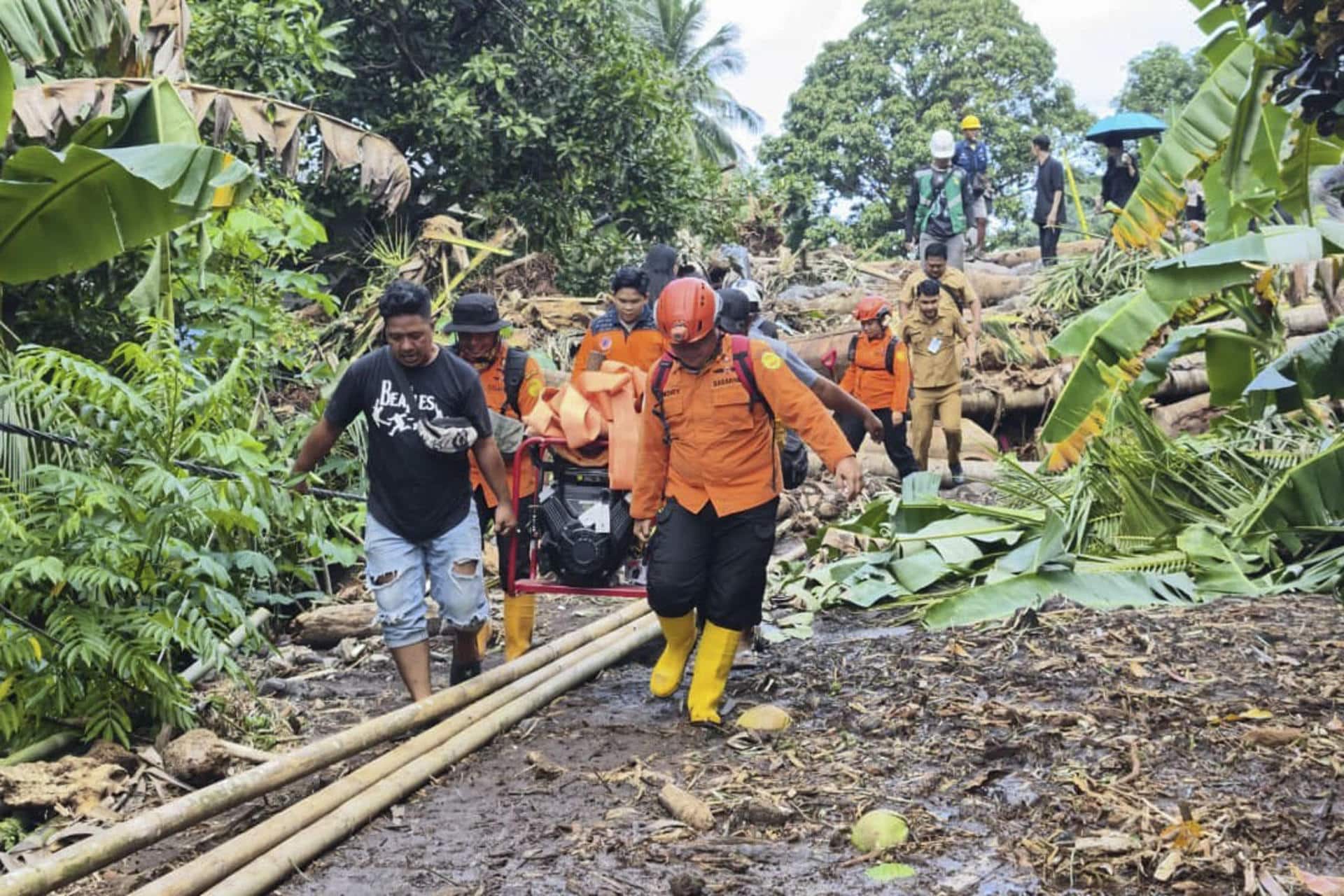 YAKARTA (INDONESIA), 06/01/2026.- Al menos 16 personas perdieron la vida y otras tres siguen desaparecidas este martes en Indonesia, tras unas inundaciones repentinas registradas el lunes en el norte de las islas Célebes del vasto archipiélago, donde los equipos de ayuda han atendido a unos 22 heridos. EFE/ Agencia Nacional para Búsqueda y Rescate ***SOLO USO EDITORIAL/SOLO DISPONIBLE PARA ILUSTRAR LA NOTICIA QUE ACOMPAÑA (CRÉDITO OBLIGATORIO)***