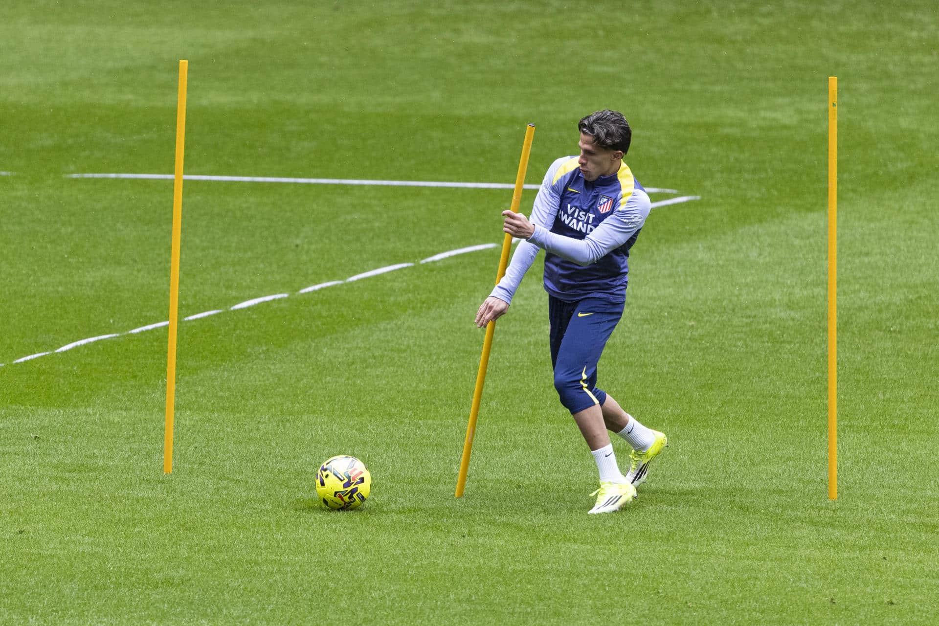 Giuliano Simeone, durante el entrenamiento de este sábado. EFE/Sergio Pérez