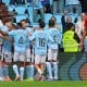 Los jugadores del Celta de Vigo celebran el 1-0, marcado de penalti por Borja Iglesias, durante el partido de LaLiga que se ha disputado en el estadio de Balaidos en Vigo. EFE / Salvador Sas