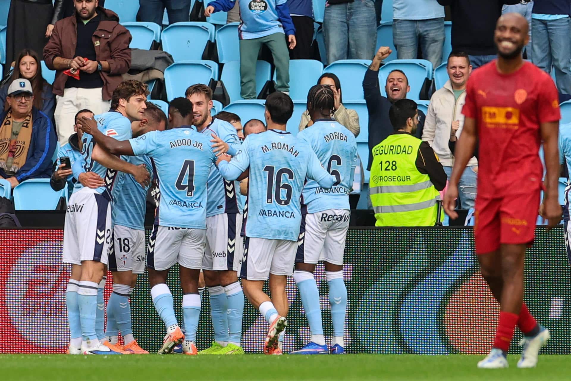 Los jugadores del Celta de Vigo celebran el 1-0, marcado de penalti por Borja Iglesias, durante el partido de LaLiga que se ha disputado en el estadio de Balaidos en Vigo. EFE / Salvador Sas