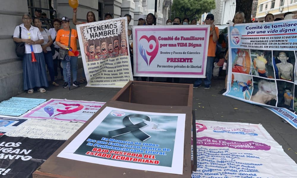 Personas participan durante una protesta este viernes, frente a la Gobernación del Guayas en Guayaquil (Ecuador). EFE/ Cristina Bazán