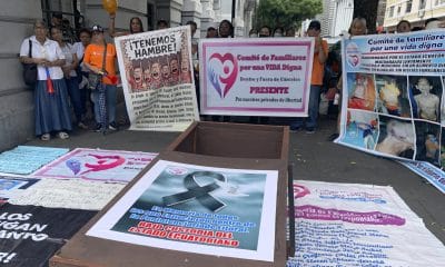 Personas participan durante una protesta este viernes, frente a la Gobernación del Guayas en Guayaquil (Ecuador). EFE/ Cristina Bazán
