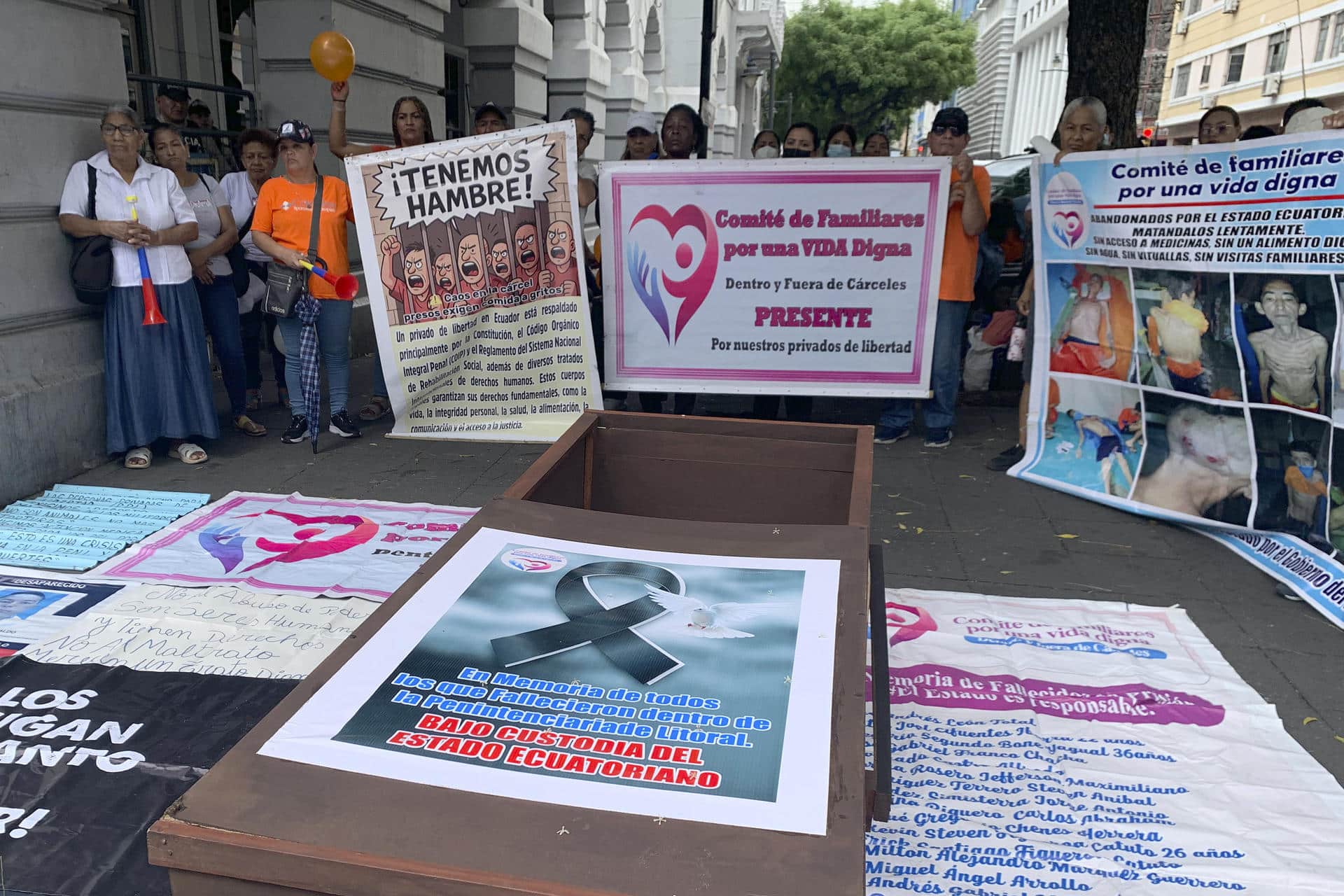 Personas participan durante una protesta este viernes, frente a la Gobernación del Guayas en Guayaquil (Ecuador). EFE/ Cristina Bazán