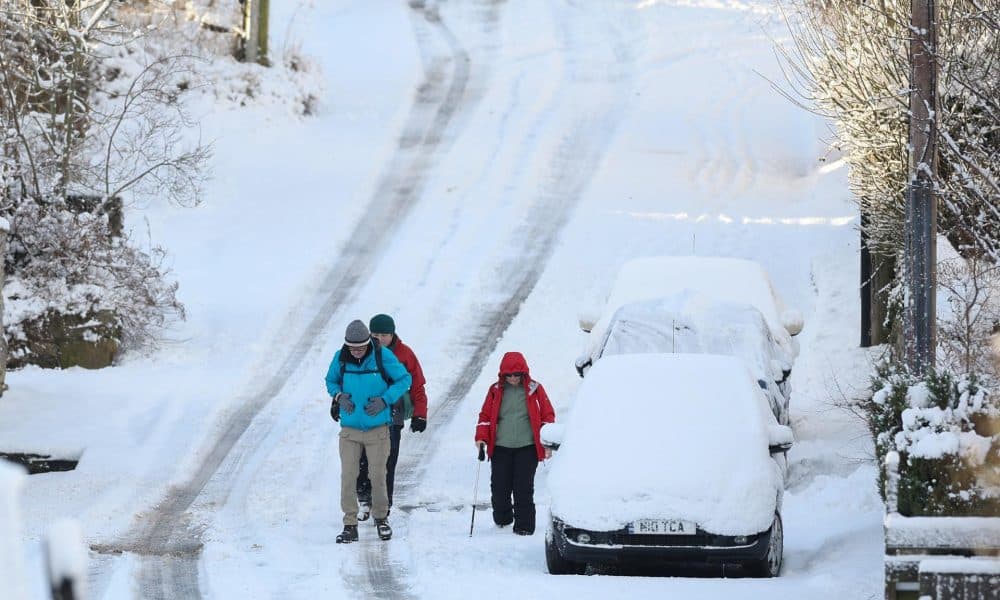 Varias personas descienden por una colina nevada en Mold, en Reino Unido, el pasado 2 de enero. EFE/EPA/ADAM VAUGHAN