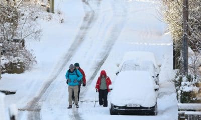 Varias personas descienden por una colina nevada en Mold, en Reino Unido, el pasado 2 de enero. EFE/EPA/ADAM VAUGHAN