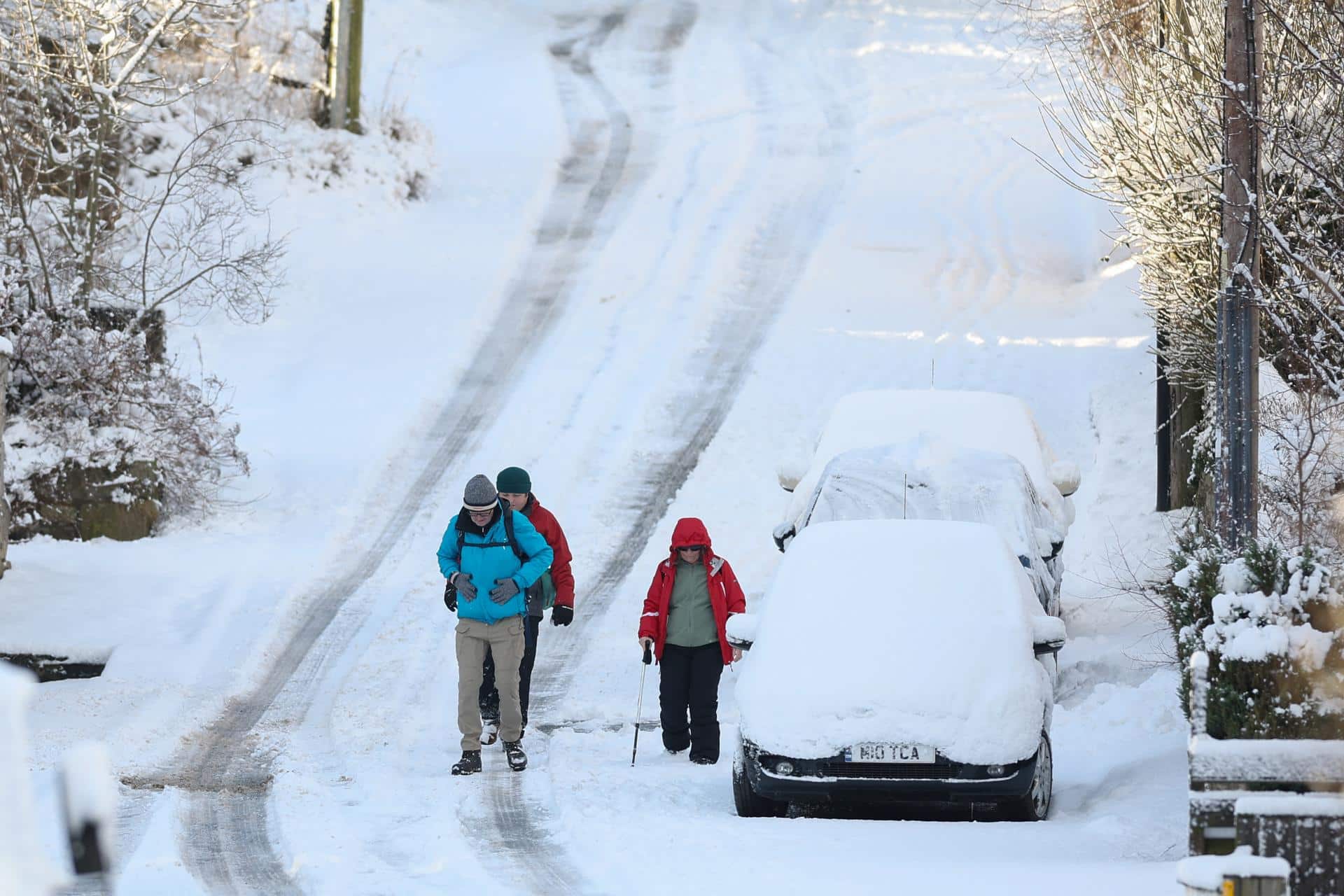 Varias personas descienden por una colina nevada en Mold, en Reino Unido, el pasado 2 de enero. EFE/EPA/ADAM VAUGHAN