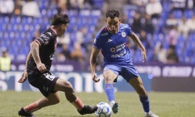 El delantero de Cruz Azul Carlos Rodríguez (d) disputa el balón con el defensor de Puebla Pablo Gamarra (i) este sábado, durante un partido de la tercera jornada del torneo Clausura mexicano jugado en el estadio Cuauhtémoc de Puebla. EFE/ Hilda Ríos