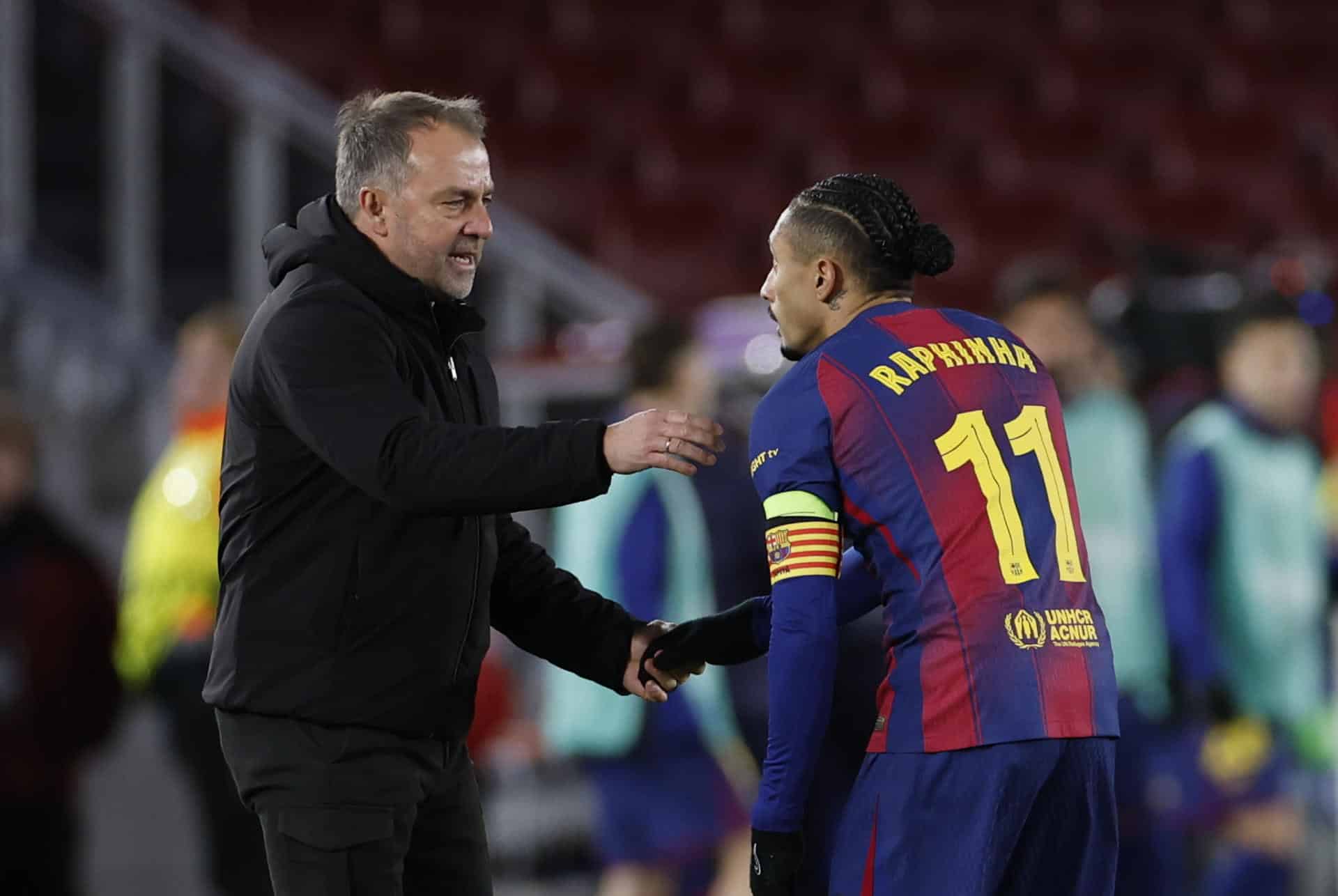 El delantero brasileño del FC Barcelona, Raphinha, celebra con el técnico blaugrana, el alemán Hansi Flick, celebran el tercer gol de su equipo durante el encuentro correspondiente a la última jornada de la fase regular de Liga de Campeones que disputaron FC Barcelona y FC Copenhague hoy miércoles en el Camp Nou. EFE/Alberto Estevez.