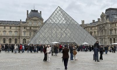 La plaza central del Museo del Louvre, con los turistas ante la pirámide de cristal. EFE/ Pol Lloberas Cardona