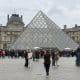 La plaza central del Museo del Louvre, con los turistas ante la pirámide de cristal. EFE/ Pol Lloberas Cardona