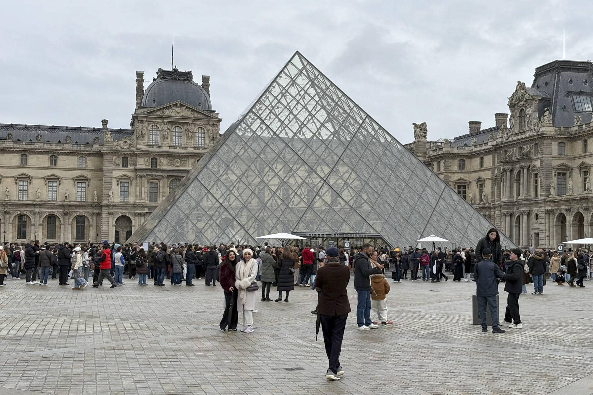 La plaza central del Museo del Louvre, con los turistas ante la pirámide de cristal. EFE/ Pol Lloberas Cardona