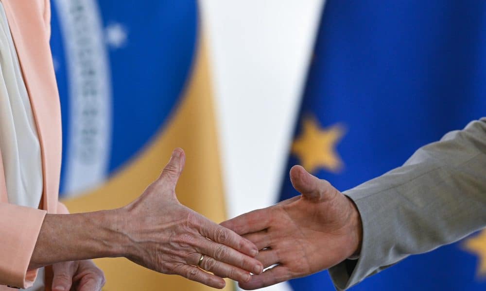 Fotografía de archivo que muestra un detalle de las manos del presidente de Brasil, Luiz Inácio Lula da Silva, mientras saluda a la presidenta de la Comisión Europea, Ursula von der Leyen. EFE/Andre Borges