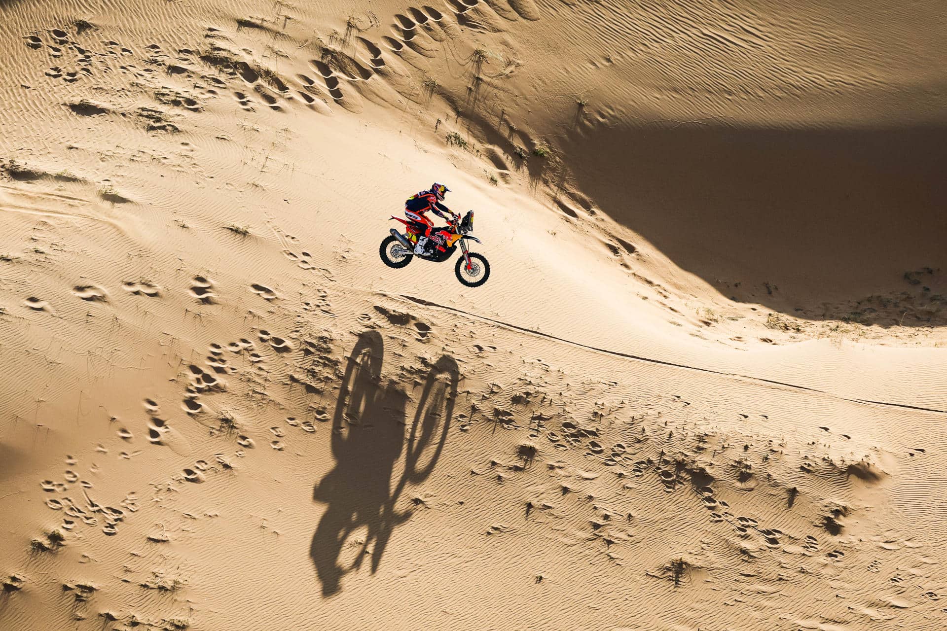 El australiano Daniel Sanders (KTM), durante la sexta etapa del Rally Dakar 2026, este viernes, disputada entre Hail y Riad, en Arabia Saudí. EFE/Dakar 2026/Florent Gooden / DPPI