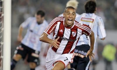 Fotografía de archivo de 2012 en la que se observa a David Trezeguet con la camiseta del River Plate. EFE/Leo La Valle