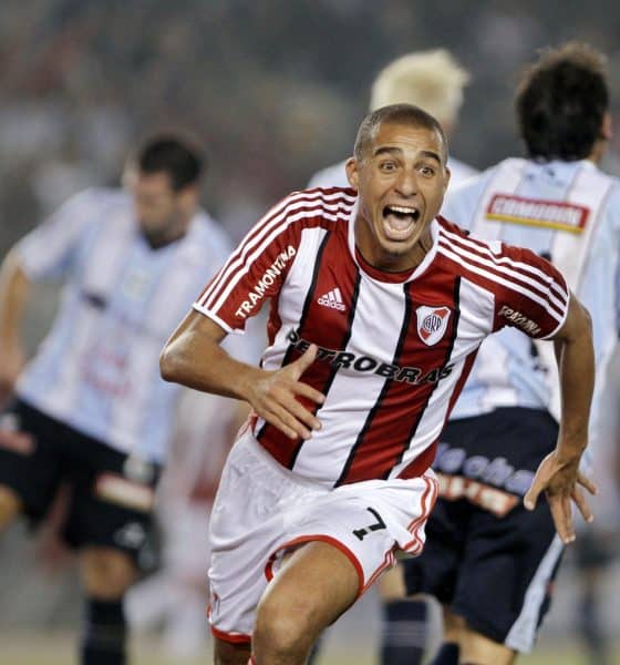 Fotografía de archivo de 2012 en la que se observa a David Trezeguet con la camiseta del River Plate. EFE/Leo La Valle