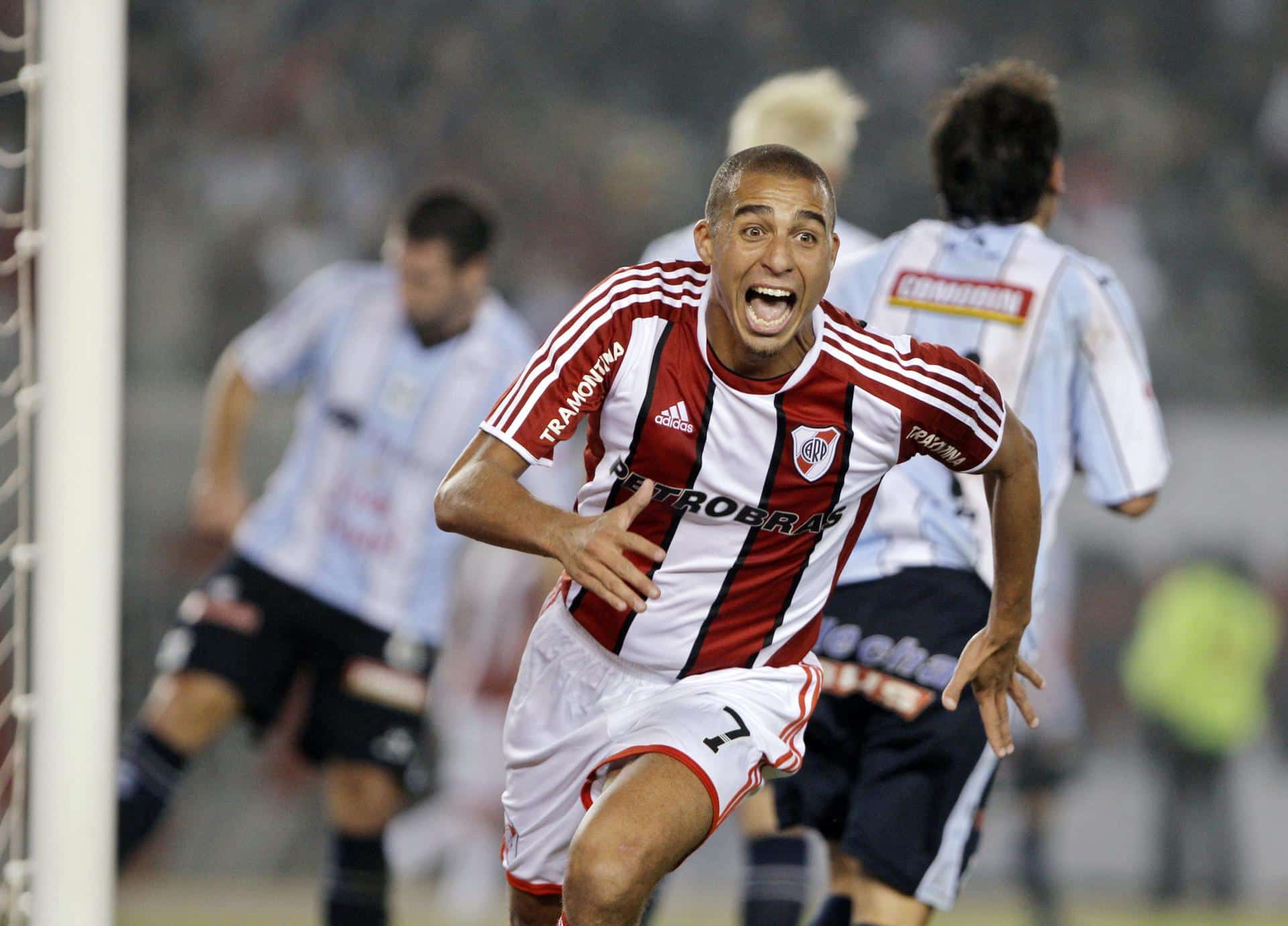 Fotografía de archivo de 2012 en la que se observa a David Trezeguet con la camiseta del River Plate. EFE/Leo La Valle