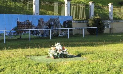 Lugar en la localidad cántabra de Pedreña, perteneciente al municipio de Marina de Cudeyo (Cantabria), donde ha desaparecido la estatua de bronce dedicada al golfista español Severiano Ballesteros, donde ahora solo quedan las flores de homenaje. EFE/Celia Agüero Pereda
