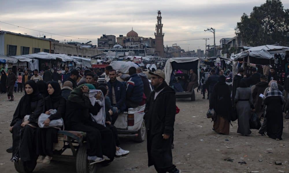 Palestinos desplazados caminan por una de las calles de la ciudad de Khan Younis en la franja de Gaza sur, 04 de enero de 2026, en medio de difíciles condiciones humanitarias. 
EFE/EPA/HAITHAM IMAD