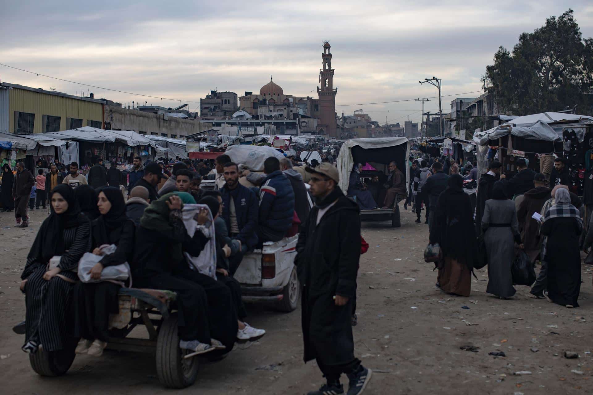 Palestinos desplazados caminan por una de las calles de la ciudad de Khan Younis en la franja de Gaza sur, 04 de enero de 2026, en medio de difíciles condiciones humanitarias. 
EFE/EPA/HAITHAM IMAD