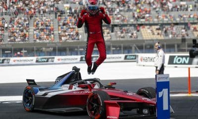 El piloto neozelandés Nick Cassidy de Citroën celebra este sábado, al finalizar el Gran Premio de México de la Fórmula E en el Autódromo Hermanos Rodríguez en Ciudad de México (México). EFE/ Isaac Esquivel
