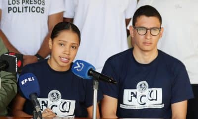 La vicepresidenta de la Federación de Centros Universitarios (FCU), Rosa Cunucuba (i), habla durante una rueda de prensa este lunes, en Caracas (Venezuela). EFE/ Ronald Peña R