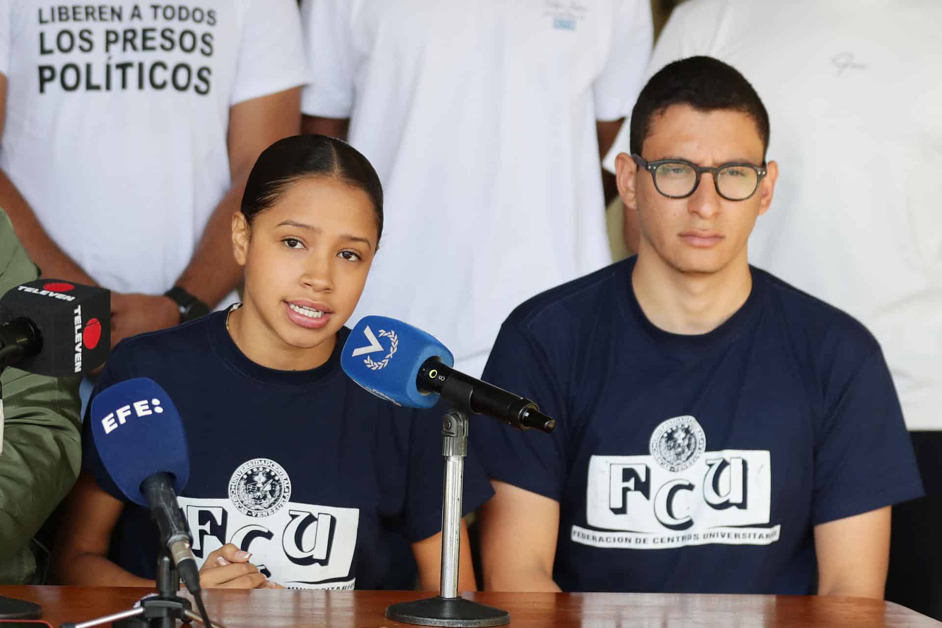 La vicepresidenta de la Federación de Centros Universitarios (FCU), Rosa Cunucuba (i), habla durante una rueda de prensa este lunes, en Caracas (Venezuela). EFE/ Ronald Peña R