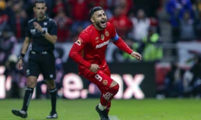 Alexis Vega de Toluca celebra un gol de penal durante un juego por la final del Torneo Apertura 2025 de la Liga MX en el estadio Nemesio Diez en Toluca (México). Imagen de archivo. EFE/Isaac Esquivel