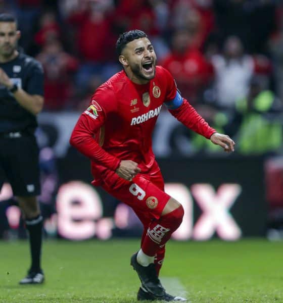 Alexis Vega de Toluca celebra un gol de penal durante un juego por la final del Torneo Apertura 2025 de la Liga MX en el estadio Nemesio Diez en Toluca (México). Imagen de archivo. EFE/Isaac Esquivel