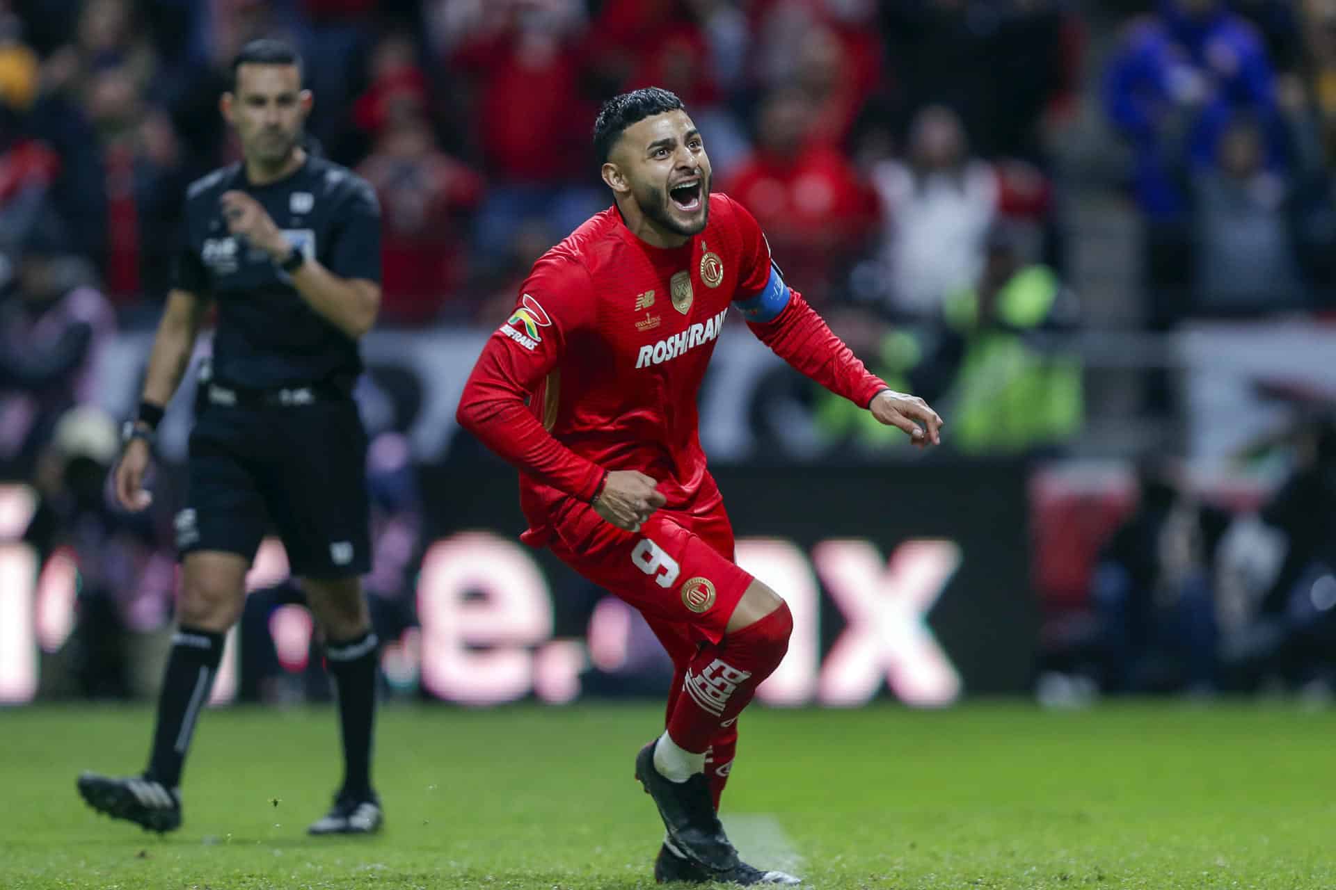 Alexis Vega de Toluca celebra un gol de penal durante un juego por la final del Torneo Apertura 2025 de la Liga MX en el estadio Nemesio Diez en Toluca (México). Imagen de archivo. EFE/Isaac Esquivel