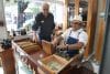 El gerente de Mr. Cigars, José Ramón Pérez Campos (i), habla con un empleado de la tienda de puros este miércoles, en el barrio de la Pequeña Habana, en Miami, Florida (EE.UU.). EFE/ Alberto Boal
