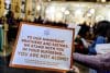 Una persona sostiene un cartel durante una misa en la iglesia católica Gesu antes de participar en una procesión hacia el Tribunal de Inmigración de Miami para mostrar su solidaridad con los migrantes en Miami, Florida, Estados Unidos. EFE/CRISTOBAL HERRERA-ULASHKEVICH
