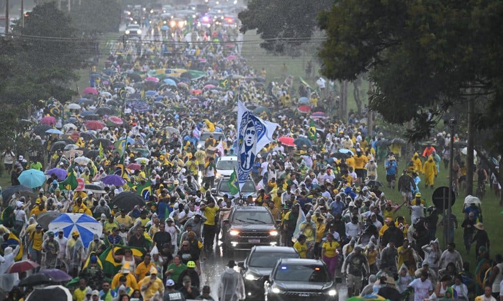 Personas participan en una manifestación por la amnistía para el expresidente de Brasil, Jair Bolsonaro, y otros involucrados en el intento de golpe de Estado del 8 de enero de 2023, este domingo en Brasilia (Brasil). EFE/Andre Borges