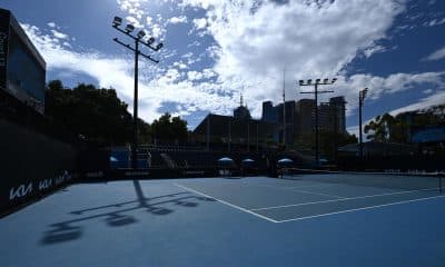 Momento en el que el juego en el Abierto de Australia es suspendido por el extremo calor. EFE/EPA/ROB PREZIOSO AUSTRALIA AND NEW ZEALAND OUT