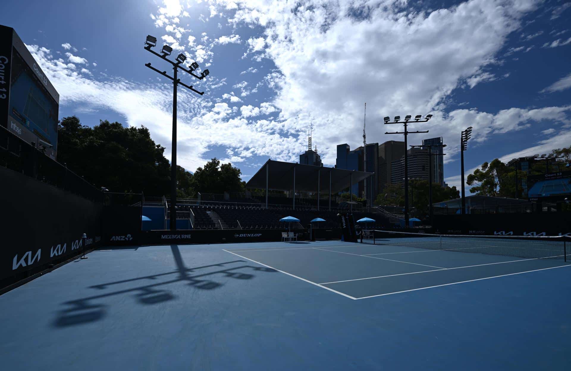 Momento en el que el juego en el Abierto de Australia es suspendido por el extremo calor. EFE/EPA/ROB PREZIOSO AUSTRALIA AND NEW ZEALAND OUT
