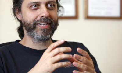 El cineasta cubano independiente Miguel Coyula, habla en una entrevista con EFE el 11 de enero de 2026 en La Habana (Cuba). Coyula habita en una contradicción absurda: Vive y filma sus multipremiadas películas en Cuba, pero para el Gobierno de la isla él no es cineasta y sus largometrajes, a efectos prácticos, no existen en el país. EFE/ Ernesto Mastrascusa