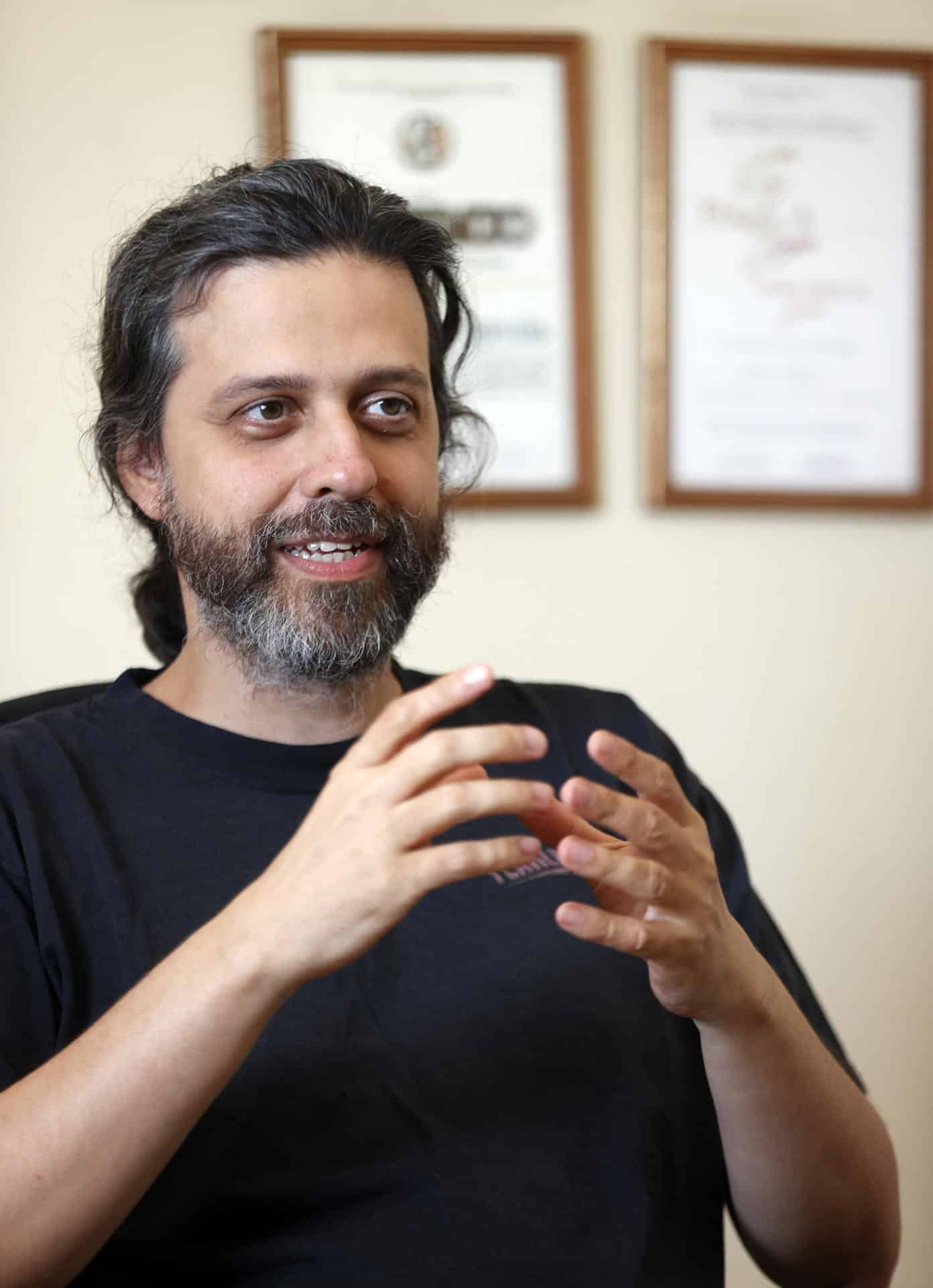 El cineasta cubano independiente Miguel Coyula, habla en una entrevista con EFE el 11 de enero de 2026 en La Habana (Cuba). Coyula habita en una contradicción absurda: Vive y filma sus multipremiadas películas en Cuba, pero para el Gobierno de la isla él no es cineasta y sus largometrajes, a efectos prácticos, no existen en el país. EFE/ Ernesto Mastrascusa