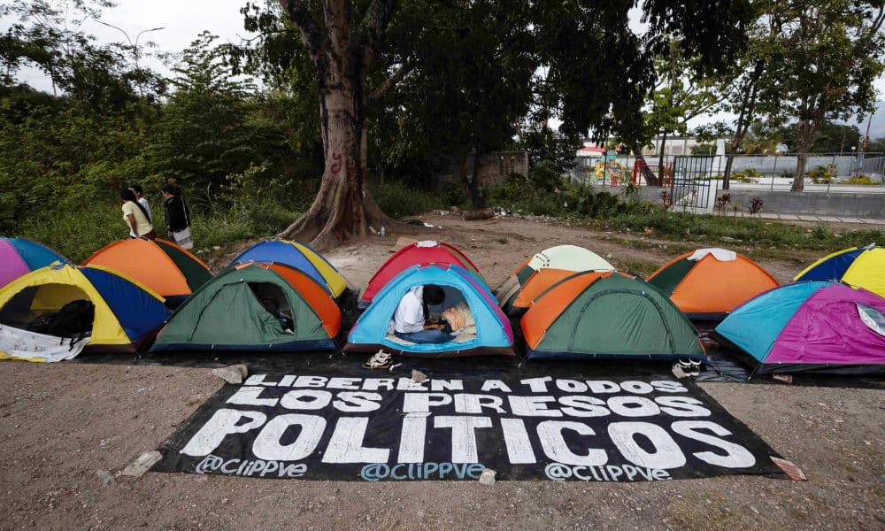 Fotografía que muestra carpas en las que duermen familiares de presos políticos frente a la cárcel El Rodeo este martes, en Zamora (Venezuela). EFE/ Ronald Peña R