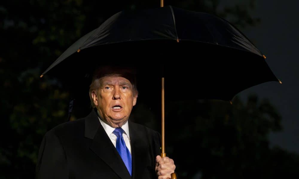 El presidente de EE.UU., Donald Trump, habla con la prensa antes de partir de la Casa Blanca en Washington, DC, EE.UU. EFE/BONNIE CASH