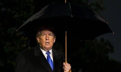 El presidente de EE.UU., Donald Trump, habla con la prensa antes de partir de la Casa Blanca en Washington, DC, EE.UU. EFE/BONNIE CASH