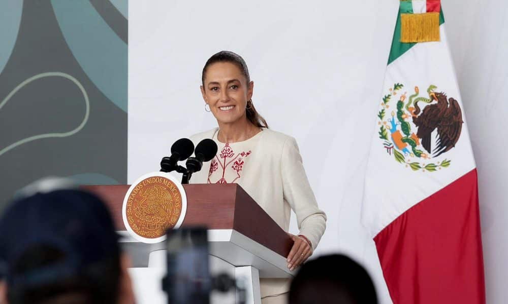 Fotografía cedida por la presidencia de México, de la mandataria, Claudia Sheinbaum, hablando en una rueda de prensa este viernes, en Veracruz (México).  EFE/ Presidencia de México /SOLO USO EDITORIAL/ NO VENTAS/ SOLO DISPONIBLE PARA ILUSTRAR LA NOTICIA QUE ACOMPAÑA (CRÉDITO OBLIGATORIO)