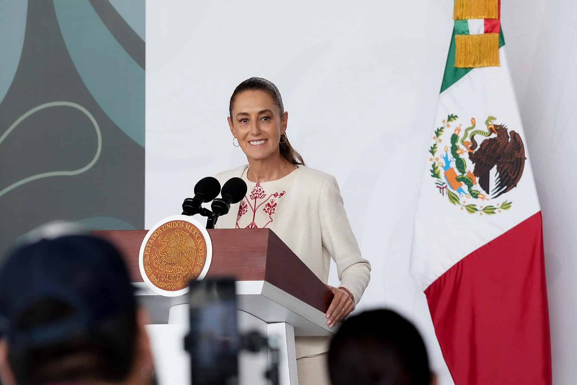 Fotografía cedida por la presidencia de México, de la mandataria, Claudia Sheinbaum, hablando en una rueda de prensa este viernes, en Veracruz (México).  EFE/ Presidencia de México /SOLO USO EDITORIAL/ NO VENTAS/ SOLO DISPONIBLE PARA ILUSTRAR LA NOTICIA QUE ACOMPAÑA (CRÉDITO OBLIGATORIO)